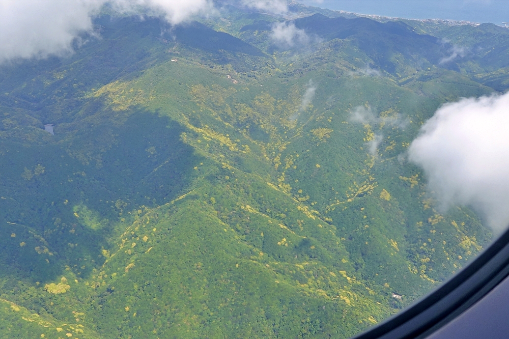 비행기에서 내려다 본 간사이 국제공항 주변 풍경. 산이 내려다 보인다.