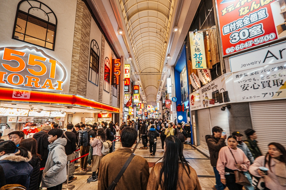 신사이바시 쇼핑가 풍경. 수 많은 사람들이 아케이드를 걷고 있는 모습