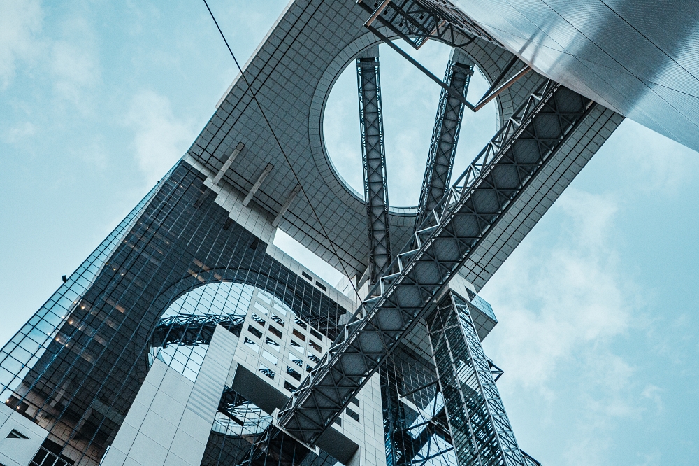 우메다 공중정원 전망대 빌딩이 올려다 보인다