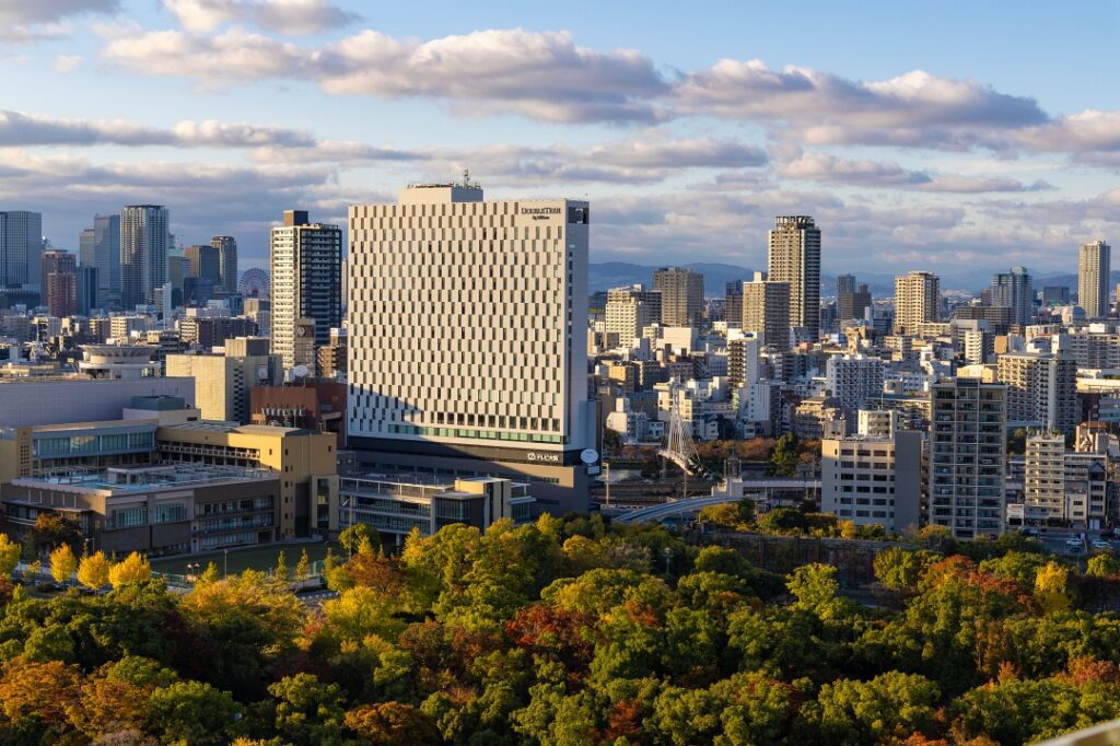 오사카성 천수각에서 내려다 본 풍경. 숲과 빌딩이 내려다 보인다.