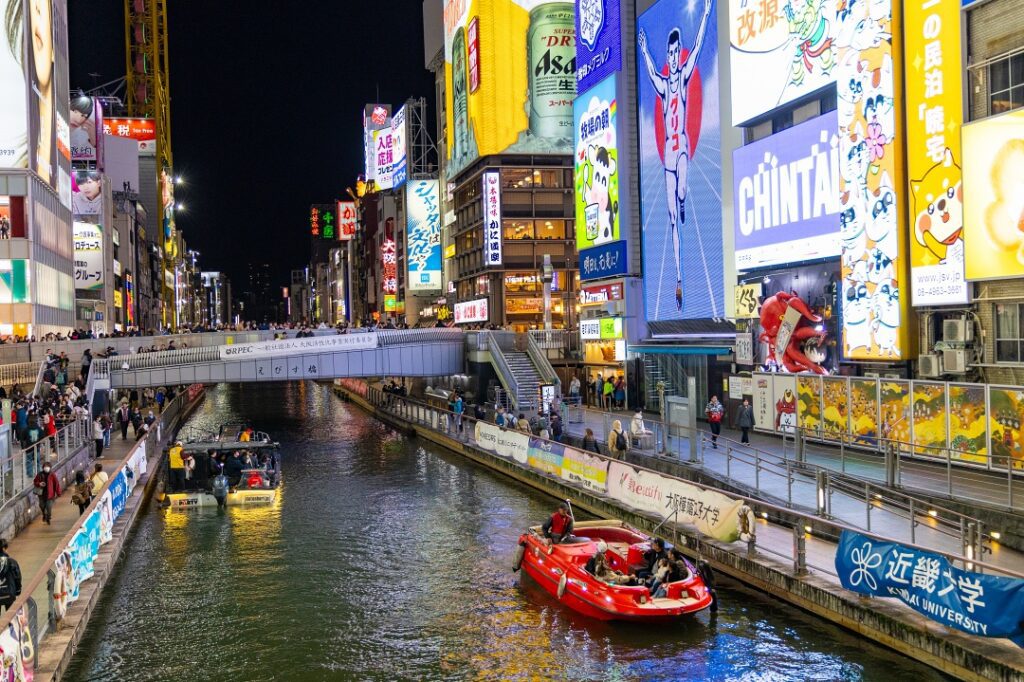 오사카 도톤보리 밤 풍경. 유람선과 글리코상이 보인다.