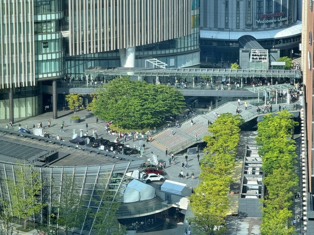 우메다 역 풍경. 많은 사람들이 길을 건너는 모습
