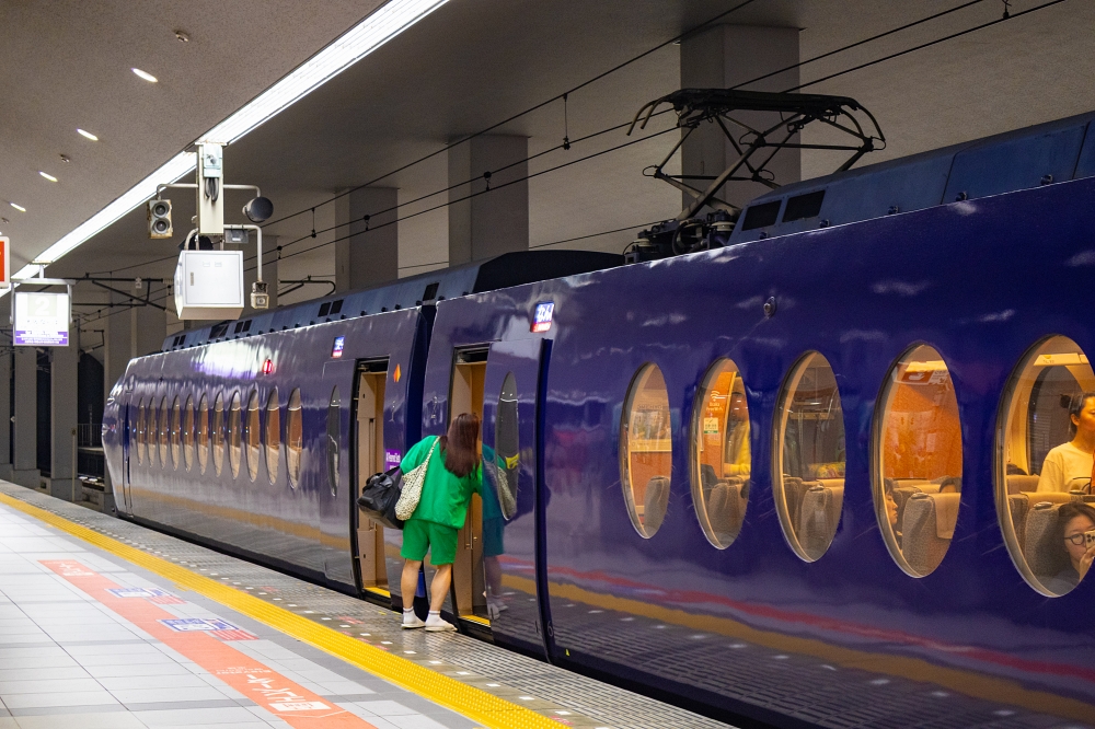 간사이국제공항역에 난카이 라피트 열차가 정차해 있는 모습