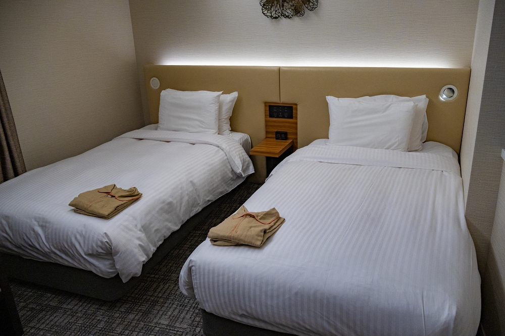 호텔 객실에 침대 2개가 놓여져 있는 모습