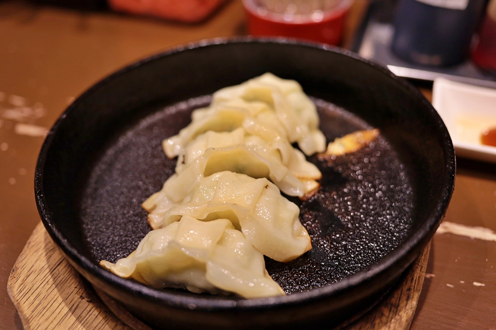 교자 4점이 접시 위에 올려져 있는 모습